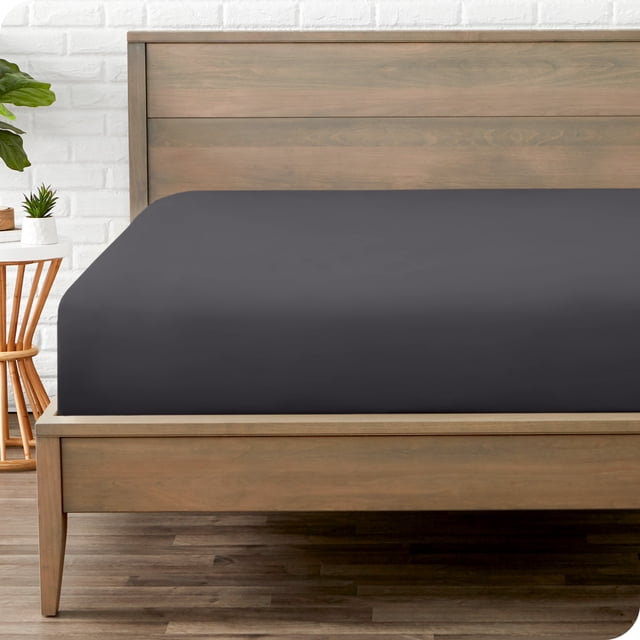 Bare Home Drap-Housse de la Premium 1800 Collection en Gris Fer Forgé, Montré sur un Lit. Ce Drap-Housse Court Grand Ultra Doux et Résistant aux Plis Présente une Conception à Poche Profonde, Convient aux Matelas jusqu'à 10 Pouces de Profondeur. Fabriqué en Microfibre Respirante et Hypoallergénique, Il Offre un Confort et une Durabilité Toute l'Année. Dimensions Sont 75 Pouces de long par 60 Pouces de Large. le Drap Est Lavable à la machine pour un Entretien Facile.