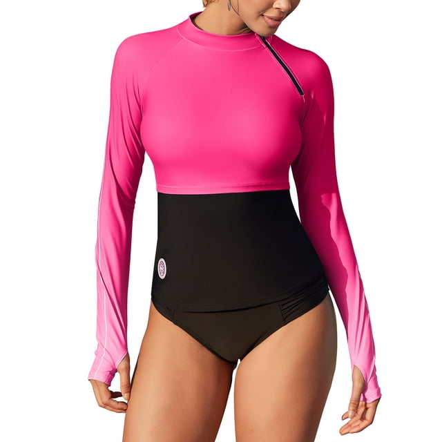 Charmo Chandails de Bain à Col Rond pour Femmes Dégradé UPF 50+ Maillot Dermoprotecteur Chandails de Bain à Manches Longues avec Trou pour le Pouce. Ce Haut de Bain Présente un design à Blocs de Couleur Dégradé Vif avec une section Supérieure Rose et une section Inférieure Noire. Fait de 82 % nylon et 18 % Élasthanne, Il Offre une Coupe Ajustée avec une Taille Assemblée pour une silhouette Flatteuse. les Manches Longues Incluent des Trous pour les Pouces pour un Confort Accru, et le Tissu Offre une protection Solaire UPF 50+. une Fermeture Éclair Imperméable à l'Épaule Ajoute de la Praticité. Convient