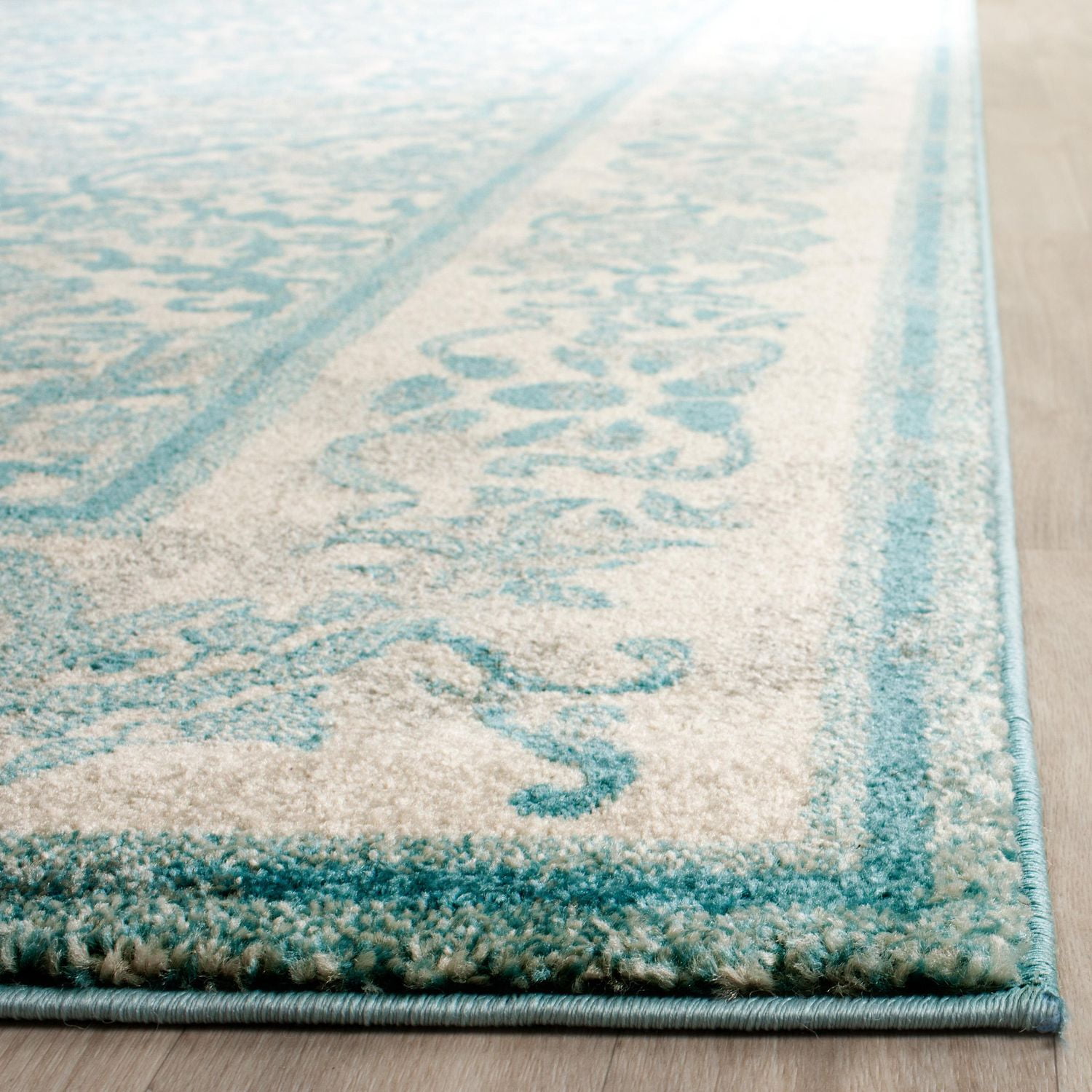 Safavieh Evoke Lorna Traditional Area Rug