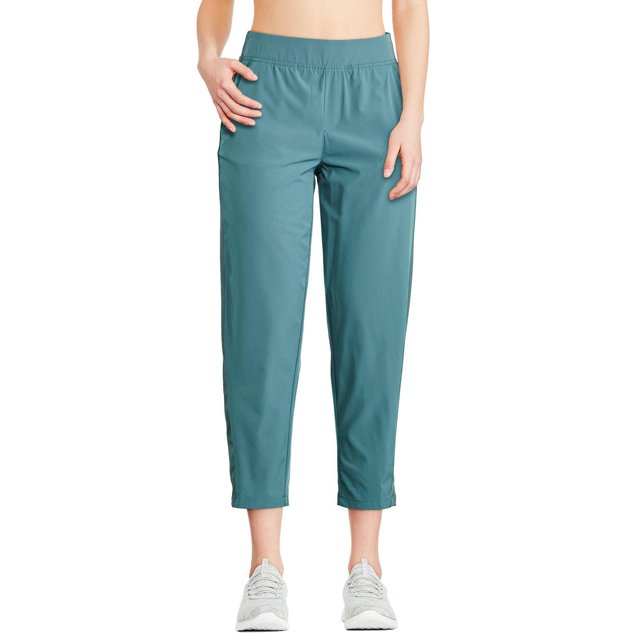 Athletic Works Pantalon pour Femme à Bas Ouvert Montré à l'Avant sur un Modèle de la Taille aux Chevilles, avec une Grand Taille Élastiquée, Coupe Décontractée, Longueur Raccourcie et Deux Poches Barrées dans une Autre Couleur Unie Assortie à des Espadrilles Blanches sur un Fond Blanc, Convient aux Tenues Actives Ou Décontractées.