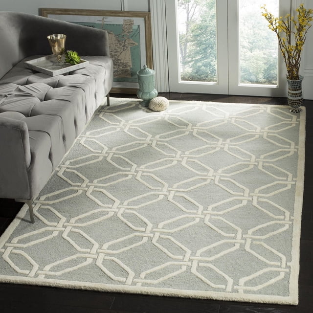 Safavieh Cambridge Tapis Kierra Géométrique pour Aire avec Fond Gris Pâle et Motif Géométrique Blanc Cassé à Maillons Chaîne, Laine Tuftée à la Main avec Poils Pelucheux Coupés et Bouclés, Exposé dans un Salon à Côté d'Un sofa Tufté Gris et accents Décoratifs, Idéal pour Ajouter de la texture et de la Chaleur à la Maison Ou au Bureau.