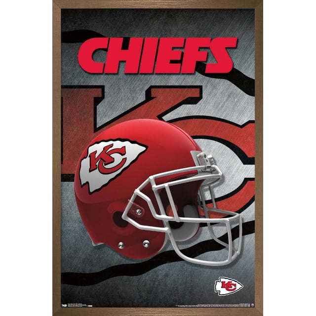 NFL Kansas City Chiefs - Affiche Murale de Casque 16, 22,375 Po x 34 Po Présentant une Vue de Profil Latéral d'Un Casque de football des Kansas City Chiefs Rouge avec un Masque Blanc et le logo Rouge et Blanc à Pointe de Flèche de l'Équipe, sur Fond Métallique Texturé avec un Grand Emblème des Chiefs Délavé et un Texte « Chiefs » Rouge Audacieux en Haut, Encadré en Bois Brun, Convient à la Déco de Chambre de fan de sports Ou