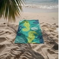 thumbnail image 2 of Serviette de plage en microfibre imprimée et suédine dans un sac en filet, 2 of 2