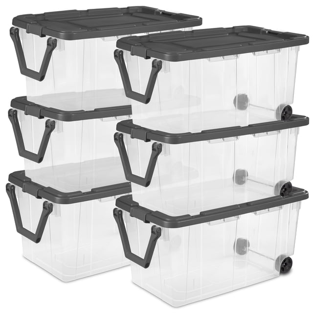 Sterilite Boîte de Rangement Empilable à Loquets de 160 Qt avec Couvercle, Lot de 6. Cet Ensemble Comprend six Contenants de Rangement en Plastique Transparent avec Couvercles Gris à Loquets et Roues pour une Mobilité Facile. Chaque Contenant a une Capacité de 160 Pintes, Idéal pour Organiser des Articles Volumineux comme des Décorations Saisonnières, de l'Équipement de camping Ou des Vêtements hors Saison. la base Transparente Permet une identification Facile du Contenu, Alors Que les Couvercles Encastrés Permet un Empilage Sécurisé. Dimensions Sont 36,70 x 21,30 x 18,00 Pouces.