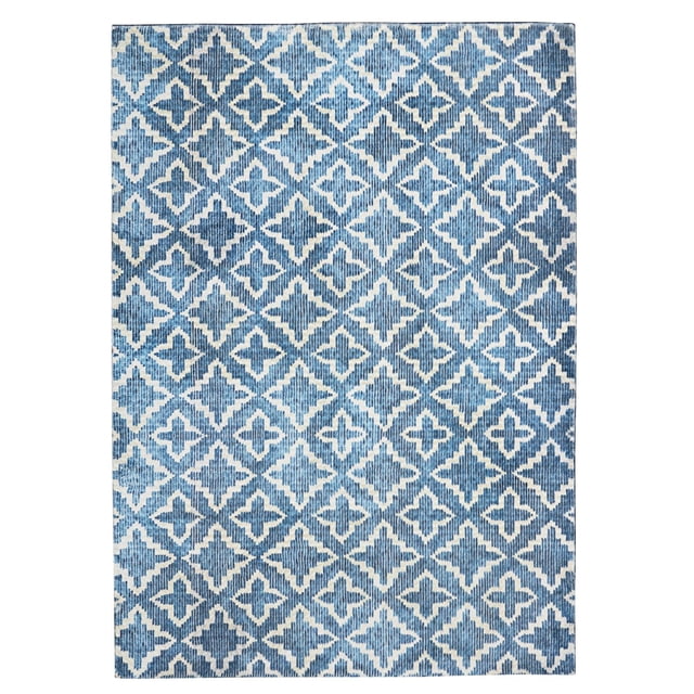 Tapis de 5 Pi x 7 Pi à Motif Imprimé, Faux Lapin, Linéaire Bleu et Blanc, avec une texture Pelucheuse en Fausse Fourrure de Lapin, Présentant un Motif Géométrique Linéaire à Losanges Répétitif dans des Nuances de Bleu sur Blanc, Conçu pour la Durabilité dans les Zones Très Passantes et Idéal pour Définir les Espaces dans n'Importe Quelle Pièce.