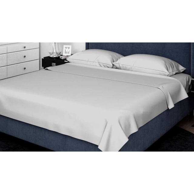 Johnson Home Ensembles de Draps en Coton Peigné 500 Fils en Gris Pâle sur un Cadre de Lit Rembourré Bleu Marine. les Draps Finement Tissés et Respirants Ont une Finition Satinée 500 Fils, Offrant un Tissu de Coton durable et Lisse. le Lit Est Styleé avec des Taies d'Oreiller Assorties à Côté d'Une Commode Blanche et d'Une Table de Nuit Noire avec une Lampe en Verre et une photo Encadrée dans une Chambre Moderne.