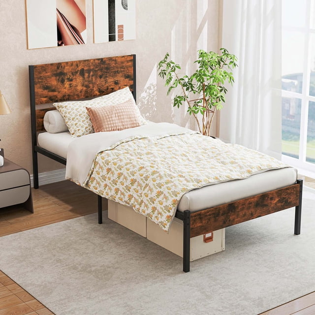Costway Cadre de Lit Format Simple avec Tête et Pied de Lit en Bois, Fini Brun Rustique et Noir, Doté d'Une construction en Métal Enduit de Poudre et d'Un design à Lattes pour Soutien de Matelas Sans Sommier. Ce Lit Plateforme Industriel Offre un Espace de Rangement de 12,5 Po sous le Lit, Présenté dans un Cadre de Chambre Lumineux avec Literie Décorative et Lumière Naturelle.