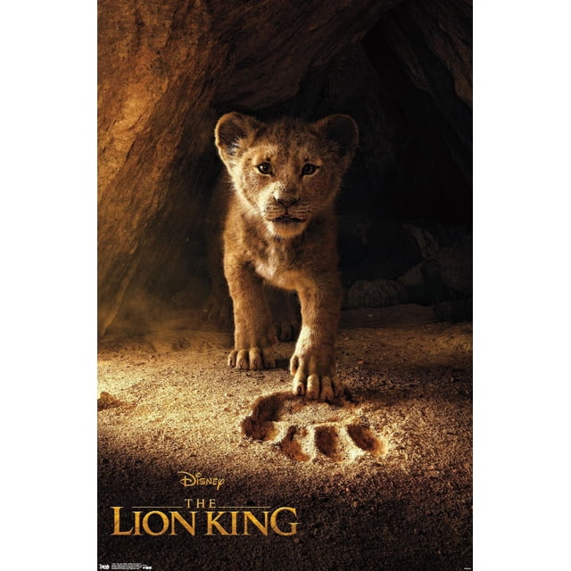 Affiche de Film Le Roi Lion Montrant un Jeune Lionceau Sortissant d'Une Grotte Sombre sur un Sol Sablonneux, Plaçant Sa Patte à l'Intérieur d'Une Grande Empreinte de Patte de Lion dans le Sable, avec un Éclairage Chaud Mettant en Valeur le Petit et les Murs de la Grotte Rocheuse.