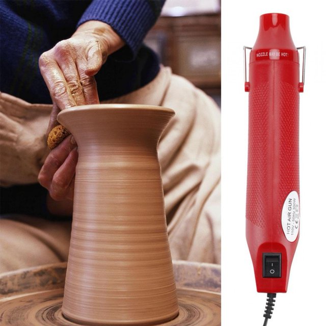Greensen Heat Gun à Air Chaud Électrique, Outil d'Artisanat Bricolage pour Emboutir et Sécher les Tubes de Rétrécissement, Illustré en Rouge avec une Poignée Texturée Antidérapante et un Support Intégré en Acier Inoxydable. le Heat Gun Présente des Trous d'Émission de Chaleur pour le Contrôle de la Température et la Durabilité. Convient à des Tâches comme le Tubes de Rétrécissement à Chaud, l'Embossage et le Séchage. un Projet de Poterie Est Exposé à Côté, Mettant en Valeur Son Utilisation Potentielle dans les Bricolages.