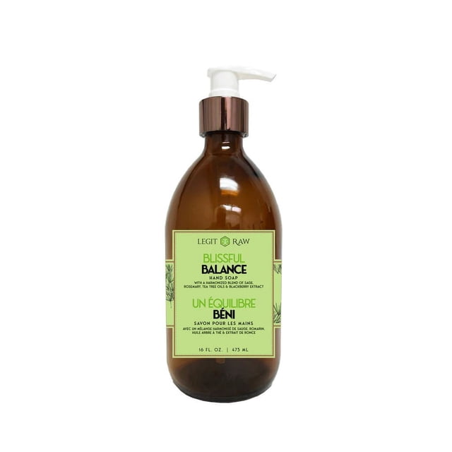Savon pour les Mains Blissful Balance par Legit Raw en Bouteille Ambre de 16 fl oz (475 ml) avec Distributeur à Pompe Blanc. l'Étiquette Met en Valeur un Mélange Harmonisant d'Huiles de Sauge, de Romarin, d'Arbre à Thé et d'Extrait de Mûre, Offrant des Propriétés Antibactériennes et Nourrissantes. Convient aux Soins des Mains.