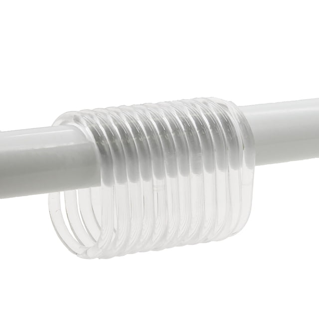 Anneaux de Rideau de Douche en Plastique transparent - Ensemble de 12 Affichés sur une Tringle de Douche Blanche. Ces Anneaux Transparents Glissent en Douceur pour un Mouvement de Rideau Sans Effort, les Rendant Idéaux pour les Accessoires de Salle de Bain des Enfants. Résistants à la Rouille et Compatibles avec les Tringles de Douche Standards.