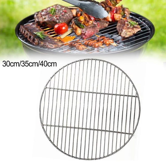 Grille de Cuisson en Acier Inoxydable de Qualité Supérieure pour Gril, Présentée sous une Forme Ronde avec Barres à Espacement Uniforme pour une Répartition Uniforme de la Chaleur. Offerte en Tailles 30 cm, 35 cm et 40 cm. l'Image Présente Aussi une Scène de Grillade avec des Aliments Cuits sur un barbecue, Mettant en Valeur Sa Polyvalence pour les BBQ, le camping et les Pique-Niques.