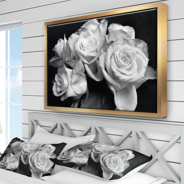 Designart Bouquet de Roses Cadre Flottant Noir et Blanc ART Mural Montrant un Gros Plan de Roses Noir et Blanc Imprimées sur Toile de Coton de Qualité Supérieure, Enveloppées et Tendues sur un sous-Cadre en Bois de 1 Po avec un Cadre Flottant Doré, Exposées au-Dessus d'Un Lit avec des Coussins Assortis à Motif de Roses dans une Pièce Lumineuse avec des Murs shiplap Blancs et une Lumière Naturelle.