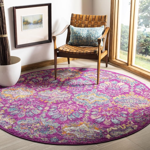 SAFAVIEH Madison Tapis Géométrique Floral Britton, Rond avec base Violet Vif et Motifs Géométriques Floraux Bleu, Jaune et Gris, Polypropylène Tissé Mécaniquement pour la Durabilité, Placé sur Plancher de Bois Clair sous une Chaise en Cuir Tressé avec un Coussin Bleu Près d'Une Fenêtre Éclairée, Idéal pour Rehausser les Intérieurs Contemporains de la Maison.