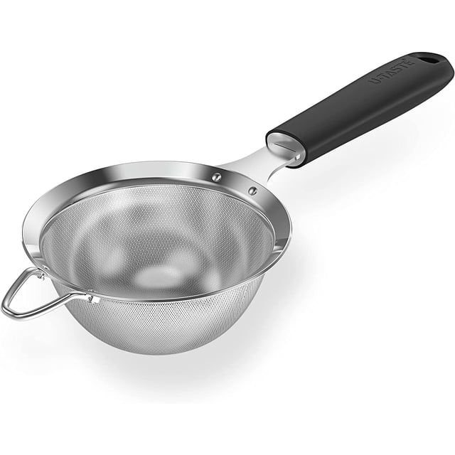 Passoire à Mailles en Acier Inoxydable 18/8: U-Taste Passoire Fine de Cuisine de 3,9 Pouces avec Poignée en silicone Robuste Rivetée et Maille 30 pour Filtrer la Farine, les Pâtes, les Fruits et le quinoa. un Ustensile de Cuisine Polyvalent avec une Poignée Noire Revêtue de silicone pour le Confort et la Prise, Cadre en Acier Inoxydable durable, et une Boucle Supérieure Courbée pour la Stabilité au-Dessus des Bols.