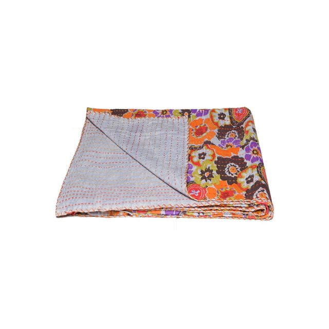 KANTHA Jeté en Coton BLANKET 50 Pouces X 70 Pouces Plié Montrant un patchwork floral Coloré orange, Violet, Vert et Brun d'Un Côté et un Tissu en Coton Gris Pâle avec des Surpiqûres Multicolores au Dos, Coton Matelassé Fait à la Main Convenant comme BLANKET, Nappe Ou Suspension Murale.