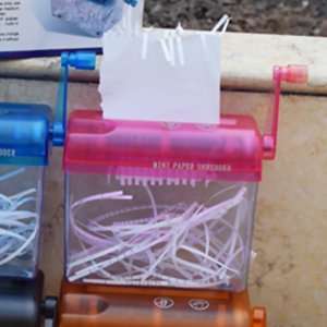 OULII Modèle de métal en plastique rouge Shredder en papier manuel pour bureau et maison