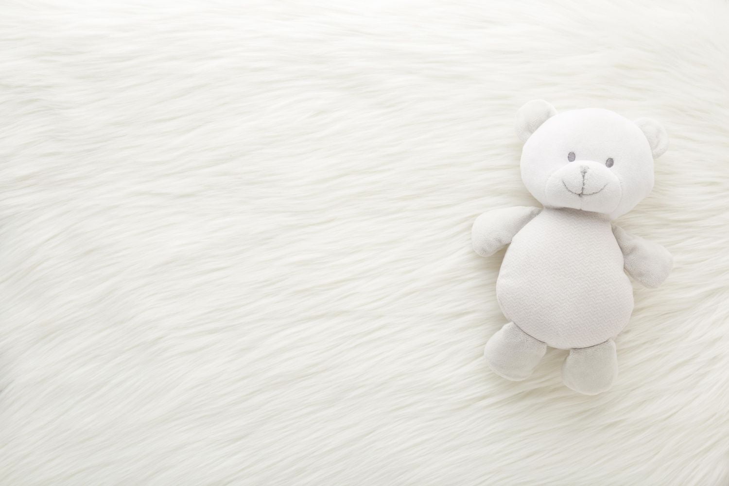 Tapis en fausse fourrure pour enfants Mainstays de Home Decor Inc., blanc - 76 x 114 cm, doux et moelleux.