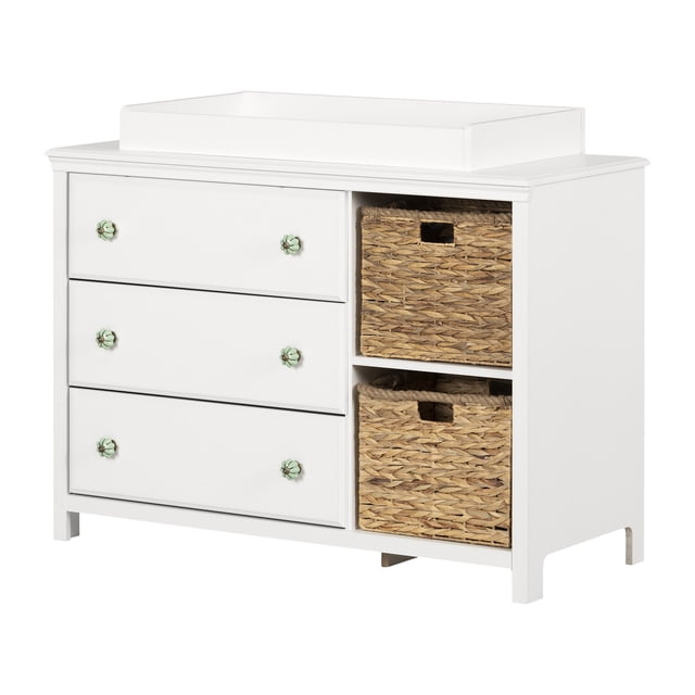 South Shore Balka table à Langer avec Rebord Amovible, Trois Tiroirs avec Poignées à Motif Céramique, et Deux Paniers en Osier Tressé en Rangement Ouvert, Fini en Blanc Pur, Conçu pour la Chambre de Bébé avec Grand Rangement et Rebord de Sécurité pour Tapis à Langer.