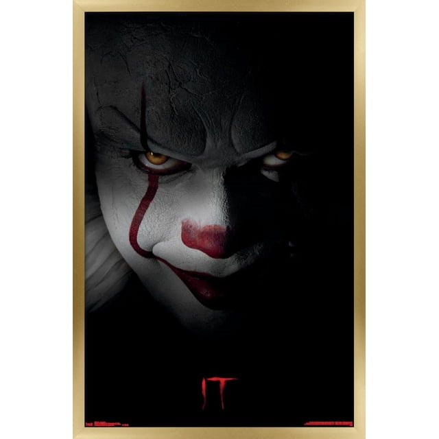 IT - Pennywise Affiche Murale, 22,375 Po x 34 Po art Mural Encadré Présentant un Fond Noir avec Lettrage « IT » Rouge Près du Bas, Encadré dans un Cadre Doré, Convient à la Déco de la Maison dans les Chambres, Bureaux Ou Dortoirs.