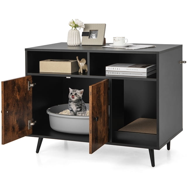 Gymax Meuble Cache-Litière pour Chat avec Tapis à Griffer, Conçu comme Salle de Bain Dissimulée et Meuble Multifonction pour Chat. Comprend une Finition en Bois d'Ingénierie Noire et Brun Rustique, Deux Étagères Ouvertes et une Armoire à Double Porte. l'Intérieur de l'Armoire Tient une Litière, avec un Chaton visible à l'Intérieur. le Comptoir Affiche des Articles Décoratifs, et le Tapis à Griffer Est Positionné sur le Côté. Supporté par des Pattes Métalliques Inclinées pour la Stabilité.