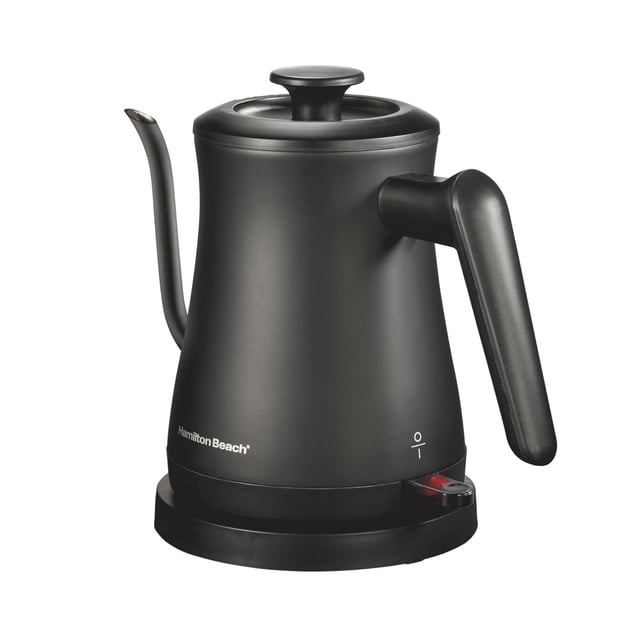 Hamilton Beach Bouilloire Électrique Compacte à Col de Cygne, Fini Noir Mat, avec Bec à Col de Cygne Précis, Poignée Ergonomique et Capacité de 0,6 L. Elle Offre 1200 watts pour une Ébullition Rapide, Arrêt Automatique et base Amovible Sans Cordon avec Témoin Lumineux, Convient à la Préparation de Café Filtre et de Thé.