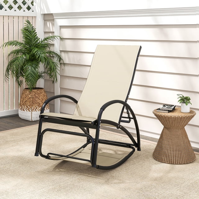 Gymax Chaise Berçante d'Extérieur 2-en-1 avec Dossier Réglable à 4 Positions et Accoudoirs Courbés en beige, Conçue pour l'Extérieur. la Chaise Présente un Cadre en Aluminium durable, un Siège en Tissu Respirant et un design convertible pour l'Utilisation comme Chaise Berçante Ou Chaise Longue. Idéale pour les patios, les Vérandas Ou les Espaces de Nurserie, Présentée sur un Tapis beige avec une table d'Appoint en Osier et une Plante en Pot à Proximité.