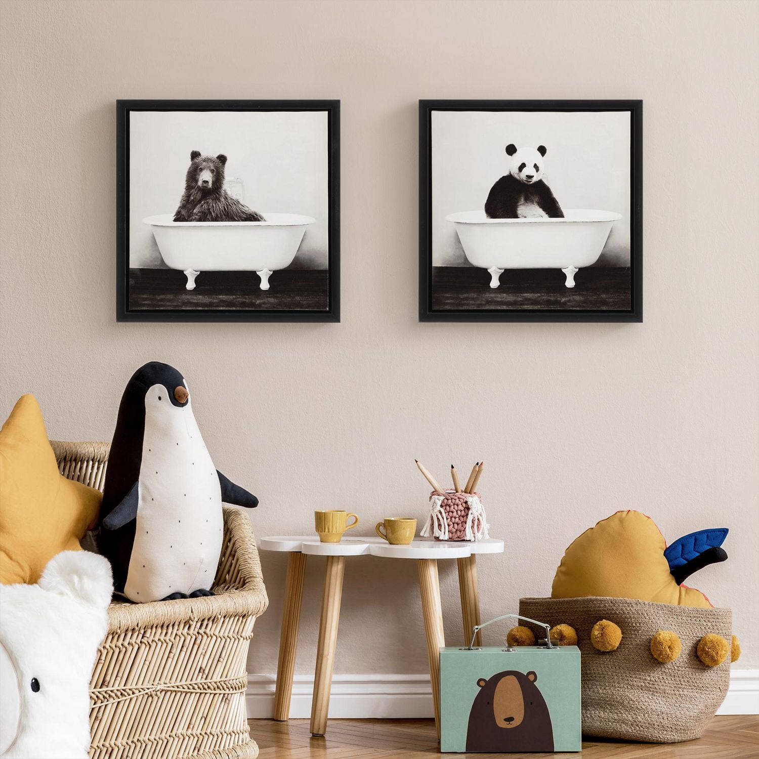 Reproduction d'œuvre d’art sur une toile encadrée panda dans une baignoire de 35,6 x 35,6 cm par Amy Peterson, DesignOvation