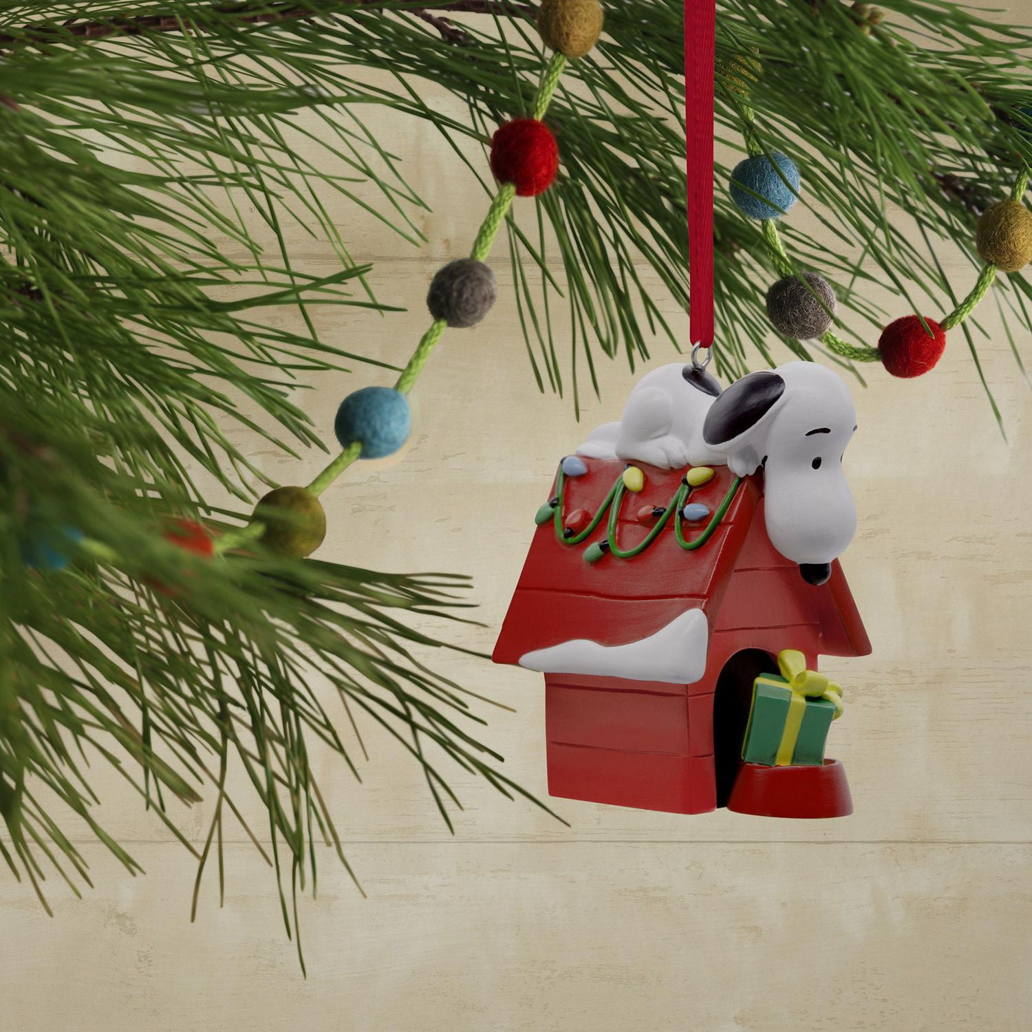 Hallmark Christmas Ornament (Peanuts Snoopy on Holiday Doghouse)