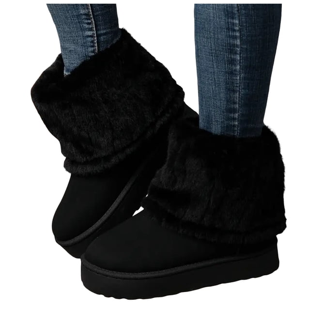 Bottes d'Hiver Mi-Mollet à Revers Duveteux pour Femmes Conçues pour l'Hiver, avec un Extérieur en Suède Noir, Bout Rond et Revers en Fausse Fourrure Pelucheuse. Ces Ballerines à Plateforme à Talon Bas Sont Idéales comme Bottes d'Hiver pour Femmes, Style Montré avec jeans en denim.