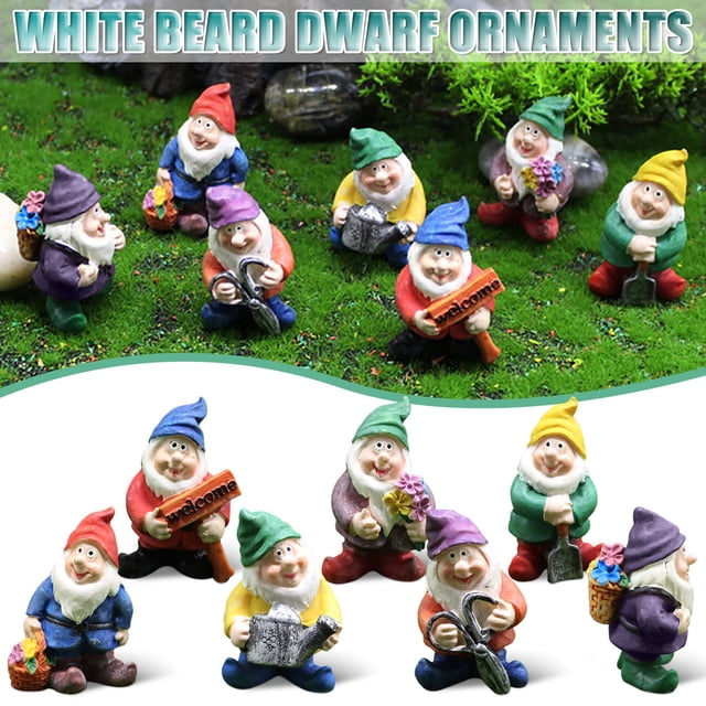 Meitianfacai Décorations de Jardin Extérieures Ornements de Nain de Jardin Artisanat en Résine Présentant un Ensemble de Sept statues de Nain en Résine Multicolores. Chaque Nain Est au Design Unique, Tenant des Articles comme un Arrosoir, des Fleurs, un Panneau de Bienvenue Ou une Pelle. les Ornements Sont Exposés sur un Cadre Extérieur Gazoné, Mettant en Valeur Leur Convenance pour les Jardins, les patios Ou la Décoration Intérieure. Chaque statue Mesure Environ 3x3x4,8 cm et Est Conçue pour Résister aux Intempéries.