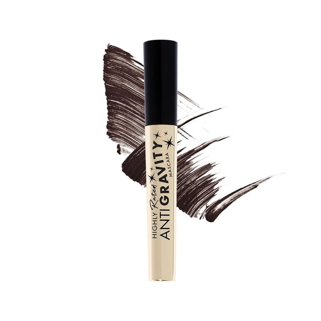 Milani Mascara Anti-Gravité Très Bien Coté - Brun Noir en tube beige avec Capuchon Noir, Montré Vertical avec des Traits de Pinceau de Mascara Brun Foncé derrière, Mettant en Valeur Sa pigmentation intense, Effet lift des Cils et Tenue jusqu'à 24 Heures.