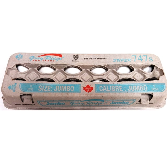 Gray Ridge Super 747 Oeufs Jumbo en carton, carton en Papier Recyclé beige Orienté vers l'Avant Tenant 12 Oeufs Jumbo de Grade A, Étiqueté en Bleu avec Format Jumbo et Texte Bilingue, Mettant en Vedette des logos Foodland Ontario et Canada A, Soutenant les Producteurs d'Oeufs Locaux de l'Ontario.