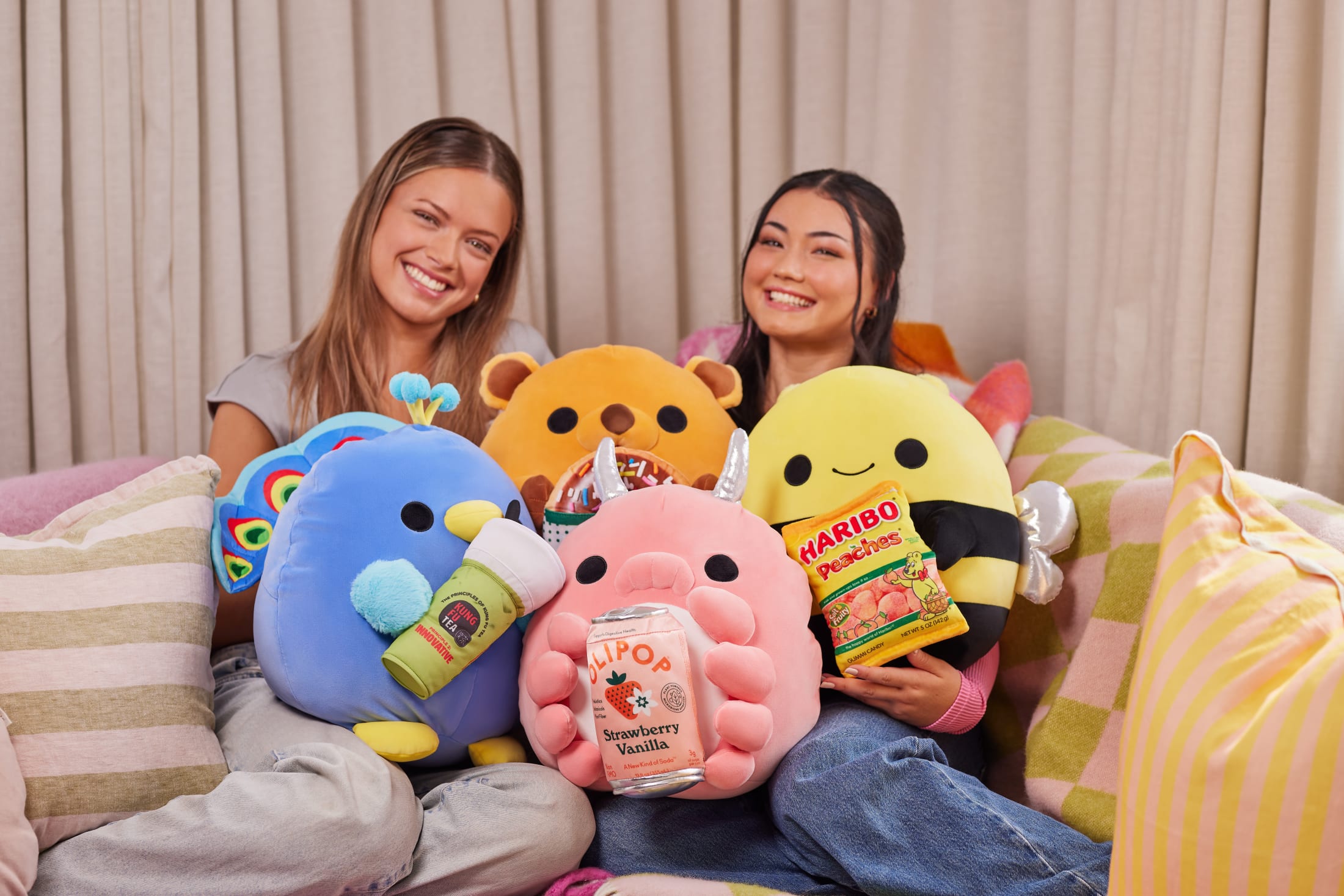 Snackles Peluche série 3 14 pouces sous licence de ZURU (Piggy w/Ramune Flavor) de ZURU, Peluche avec licence accessoires Snack Brand