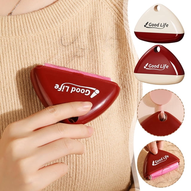 Czzoypi Ensemble de 2 Rouleaux Anti-Charpie Réutilisables – Enlève-Poils d'Animaux Portatif et Lavable pour Vêtements et Usage au Bureau. l'Image Montre un Rouleau Anti-Charpie Triangulaire et compact avec un design Rouge et beige, Étiqueté « Bonne Vie ». le Rouleau Est Utilisé pour Enlever la Charpie et les Poils d'Animaux d'Un Chandail beige. des Vues Gros Plan Supplémentaires Mettent en Valeur Son Rouleau Lavable et le Trou de Suspension pour un Rangement Facile. Convient à la Maison, au Bureau Ou aux Voyages.