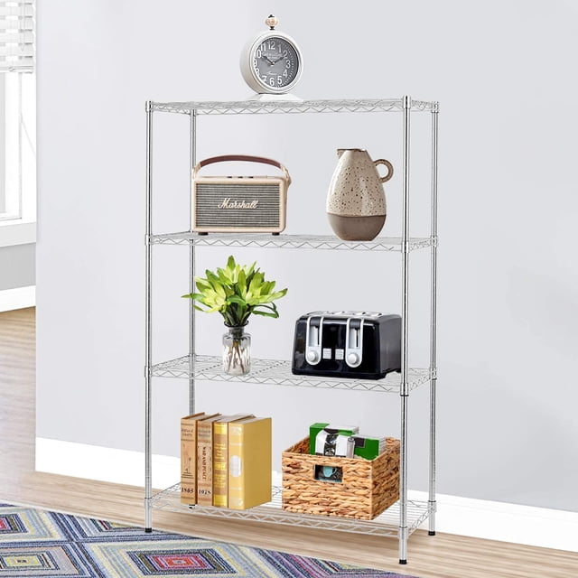 FDW Étagères de Rangement, Unité d'Étagères Grillagées Étagères Métalliques Robustes Étagère à Étages Réglable Utilitaire en Fini chrome. l'Unité d'Étagères Mesure 36 x 14 x 54 Pouces et Comprend Quatre Étagères Grillagées Ajustables. Elle Est Présentée dans un Décor Domestique avec Divers Articles comme une Horloge, une radio, un vase et des Livres Placés sur les Étagères. la Finition chrome Élégante Est Résistante à la Rouille, Ce Qui la Rend Adaptée à la Maison, au Bureau Ou au garage.