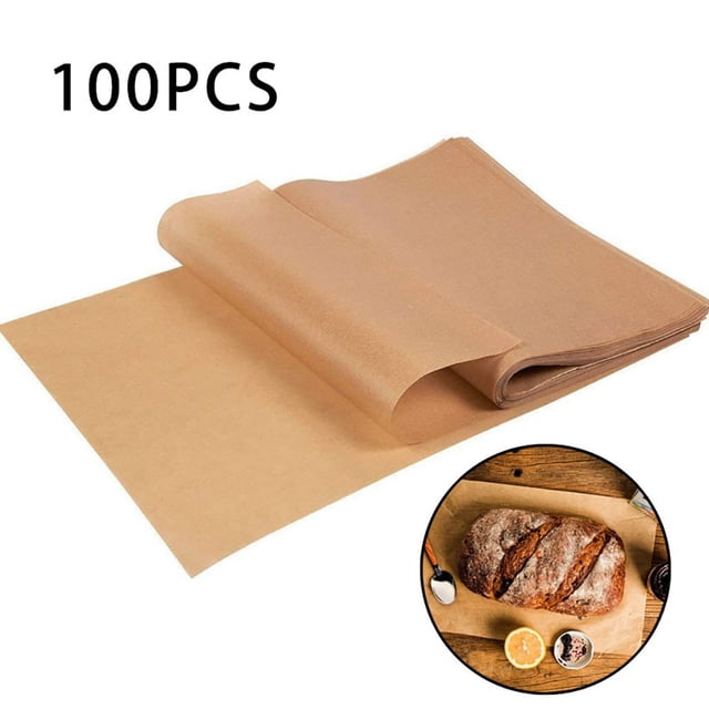 Ruibeauty 100 Pcs Rouleau de Papier Parchemin Antiadhésif pour Moule à Pâtisserie, Montré dans une Finition Couleur Bois. les Feuilles Mesurent 8.0x12 Pouces (20x30 cm) et Conviennent pour Cuire du Pain, des Pâtisseries, des Biscuits et Plus. l'Image Comprend une Pile de Feuilles de Parchemin et un Gros Plan d'Un Pain Cuit sur une Feuille de Parchemin. Ces Feuilles Antigras et Imperméables Résistent à la Chaleur jusqu'à 428 °F (220 °C) et Se Présentent