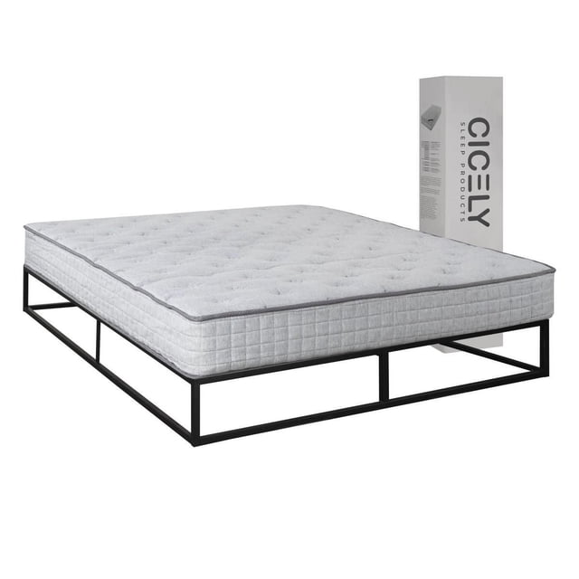 Cicely Matelas en Mousse de Gel 9 Pieds' Grand Lit avec Ressorts Ensachés sur Cadre de Lit en Métal Noir, Doté d'Un Dessus Matelassé Gris Pâle avec Détails Capitonnés et Passepoil Gris, Fabriqué avec de la Mousse de Gel Certifiée CertiPUR US et des Ressorts Ensachés pour l'Isolation des Mouvements, Montré avec Sa Boîte d'Emballage de Produits de Sommeil Cicely.