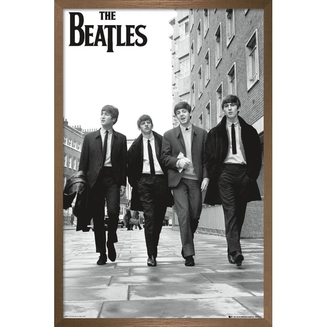 The Beatles - Affiche Murale de Londres, 22,375 Po x 34 Po Présentant une photo en Noir et Blanc des Quatre Membres du Groupe Marchant dans une Rue de Londres en Complets et Manteaux, avec des Bâtiments en Briques le Long du Trottoir et le Nom du Groupe en Lettres Noires Audacieuses en Haut à Gauche, Idéal pour une Déco Intérieure à Thème Musical.