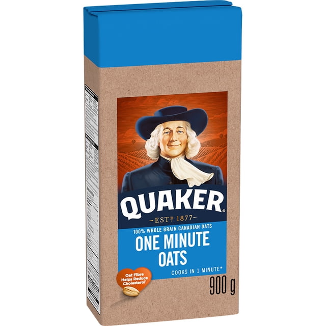 Quaker One Minute Oats Emballage de 900 g avec Dessus Bleu et Corps en Papier kraft Brun, Mettant en Vedette le logo Quaker et un Texte Mettant en Valeur 100 % de Grains Entiers d'Avoine Canadienne Qui Cuissent en 1 Minute, avec un Insigne orange Notant Que la fibre d'Avoine Aide à Réduire le Cholestérol.