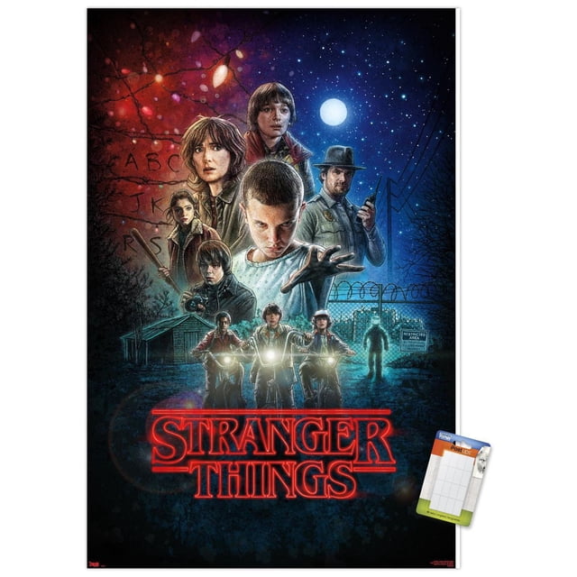 Netflix Stranger Things - Affiche Murale d'Une Feuille, 22,375 Po x 34 Po, Représentant des Enfants Chevauchant des Bicyclettes avec Phares Allumés dans un Noir et Étoilé Coucher de Soleil avec Pleine Lune, Clôture en Fil Barbelé et Panneau de Zone Restreinte, Présentant un Titre Rouge Lumineux « Stranger Things » et des Lumières de Noël avec des Lettres de l'Alphabet à Gauche, Idéal pour la Déco Murale de Chambre Ou de Dortoir.