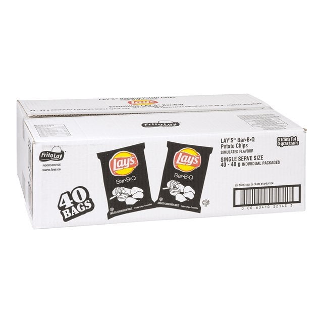 Lay's Croustilles de Pommes de Terre Barbecue, 40 g par Unité, 40 Unités par Caisse. l'image Montre une Boîte en Carton Blanche avec Image de Marque Imprimée, Incluant le logo Lay's et les Détails du Produit. la Boîte Met en Valeur la Saveur Bar-B-Q avec un Goût Sucré et Fumé, Idéale pour Grignoter Ou pour Accompagner les Repas. l'Emballage Indique 40 Sacs Individuels, Chacun Prêt à l'Emploi, et Met l'Accent sur Zéro Gras trans. les Dimensions de la Boîte