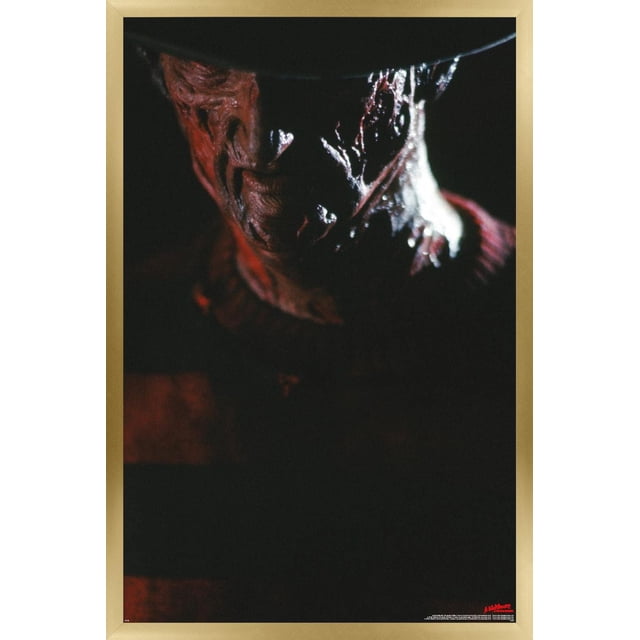 Un Cauchemar sur Elm Street - Affiche Murale Portrait de Freddy avec Cadre Magnétique, 22,375 Pouces x 34 Pouces Montrant un Gros Plan Centré du Visage Brûlé et Cicatrisé de Freddy Krueger sous Sa fedora Sombre, Imprimée sur Papier Lustré Qui Rehausse le Chandail Rayé Rouge et Noir et la Peau Texturée, Encadrée dans un Cadre Magnétique en Bois Clair, Convient à la Décoration Murale de Chambre Ou de Bureau.