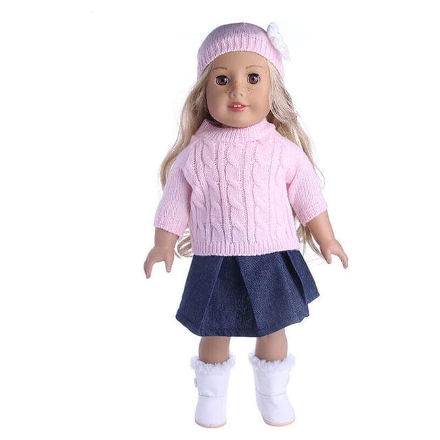 LOVEVER Ensemble de Vêtements et Accessoires pour Poupée de 18 Pouces, Comprenant un Chandail Torsadé Rose, une Jupe en denim Plissée et des Bottes Bordées de Fourrure Blanches. Convient aux Poupées de Notre Génération et de Ma Vie. Fabriqué en Mélange de Coton Doux et Non Toxique, Assurant Confort et Sécurité. Idéal pour Divers Scénarios de Jeu de Poupée.