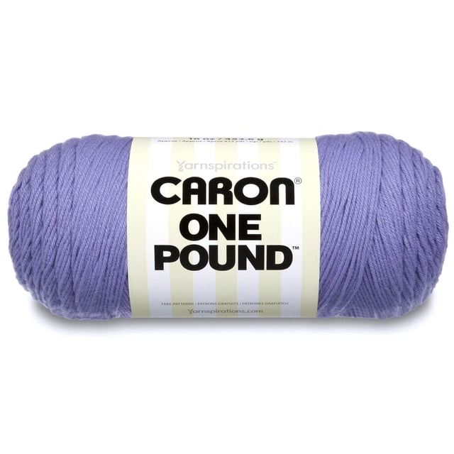 Fil Caron® One Pound™, Acrylique #4 Moyen, 16 Oz/454 g, 812 Verges, Écheveau de Fil Acrylique Lavande Violet de Poids Moyen avec une Étiquette Blanche Présentant un Texte Noir Audacieux, Convient aux Projets de Tricot et de crochet Incluant des Accessoires, des Vêtements et la Déco de la Maison, Montré à l'Avant sur un Fond Blanc.