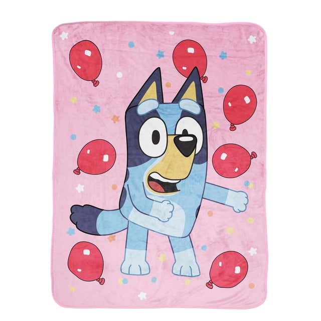 Bluey « Balloon Party » Jeté en Molleton Peluche pour Enfants Montrant un Chien de Dessin Animé Bluey Orienté vers l'Avant sur un Fond Rose en Molleton Corail 100 % polyester avec des Ballons Rouges et des Confettis Colorés, Mesurant 46 par 60 Pouces, Parfait pour la Literie des Enfants, les Siestes et l'Utilisation en Voyage.