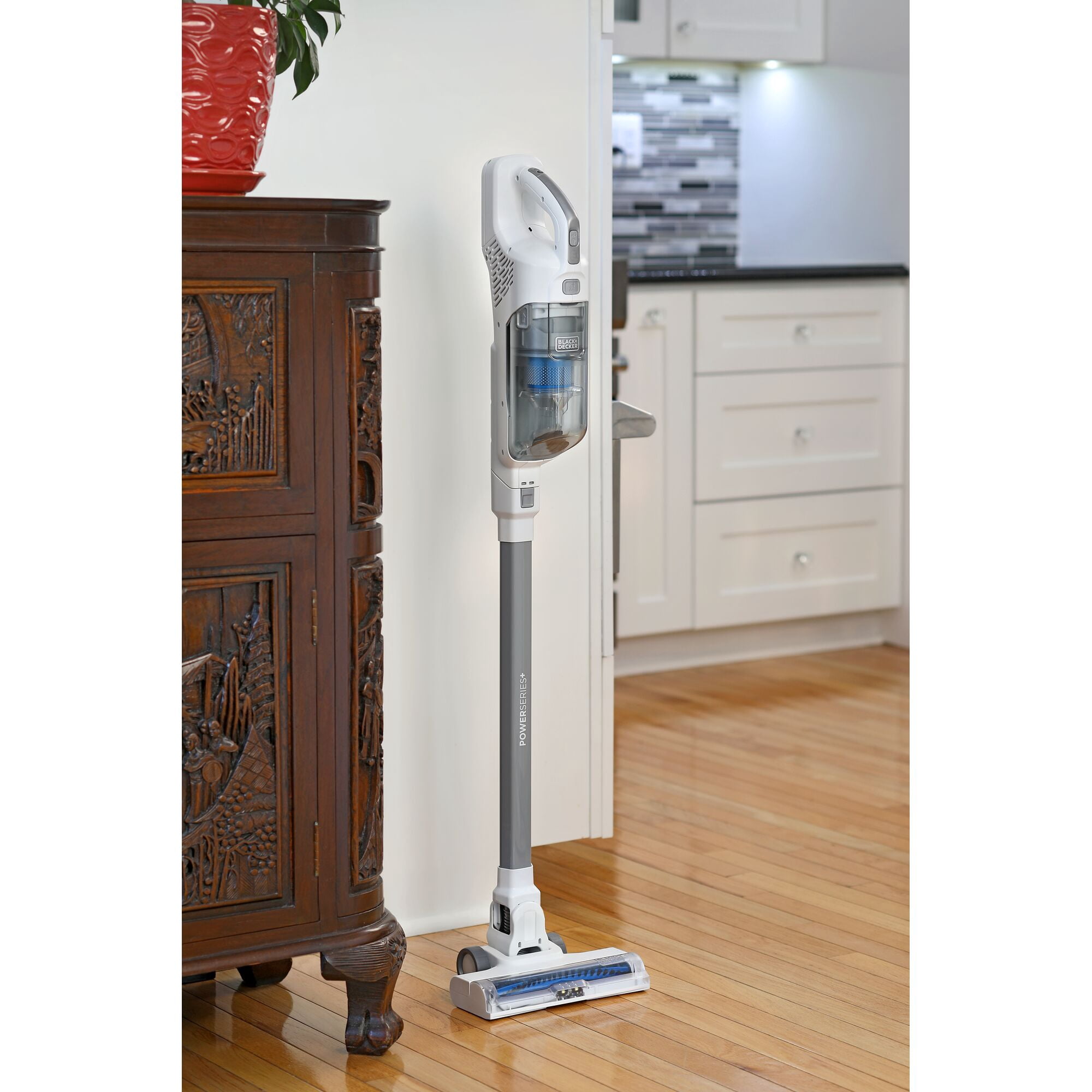 BLACK+DECKER POWERSERIES+ Aspirateur balai sans fil 16 V MAX* avec lampadaires à DEL batterie incluse (BHFEA420J)