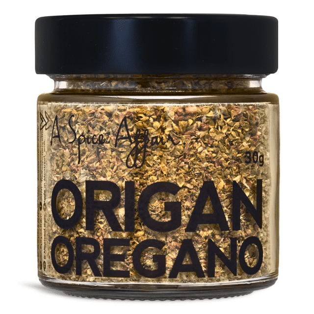 Origan Frotté A Spice Affair. Pot de 30 g (1,1 oz) Contenant de l'Origan Méditerranéen Séché, un Assaisonnement d'Herbe Unique au Goût Chaud, Terreux et Légèrement Amer. le Pot Présente un Corps en Verre Transparent Affichant l'Herbe et un Couvercle Noir, avec un Texte de Marque Audacieux sur l'Étiquette.