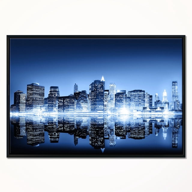 Design Art Night New York City Toile Encadrée Miroir Impression d'Art Mettant en Vedette une Ligne d'Horizon Nocturne de la Ville avec des Gratte-Ciel Illuminés Se Réfléchissant sur l'Eau, Enveloppée sur Toile de Qualité Supérieure avec un Cadre Flottant Noir, Convient comme Art Mural Élégant pour la Déco de la Maison.