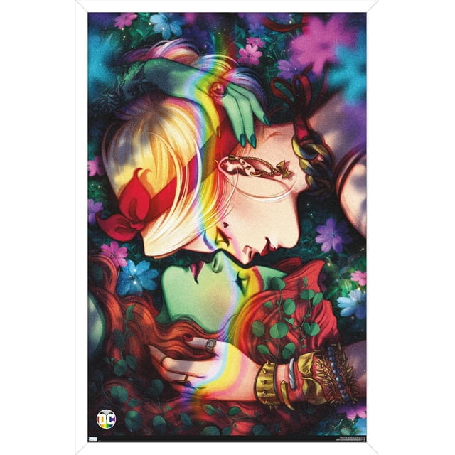 DC Comics - Harley Quinn et la Fierté du Lierre Poison Affiche Murale, 22,375 Pouces x 34 Pouces Montrant un Gros Plan de Harley Quinn aux Cheveux Blonds et au Nœud Rouge Se Penchant vers le Lierre Poison à la Peau Verte et aux Cheveux Rouges, Entouré de Fleurs Colorées et de Feuilles Vertes avec un Effet de Lumière Arc-en-Ciel, Convient à une Déco Intérieure Vibrante.